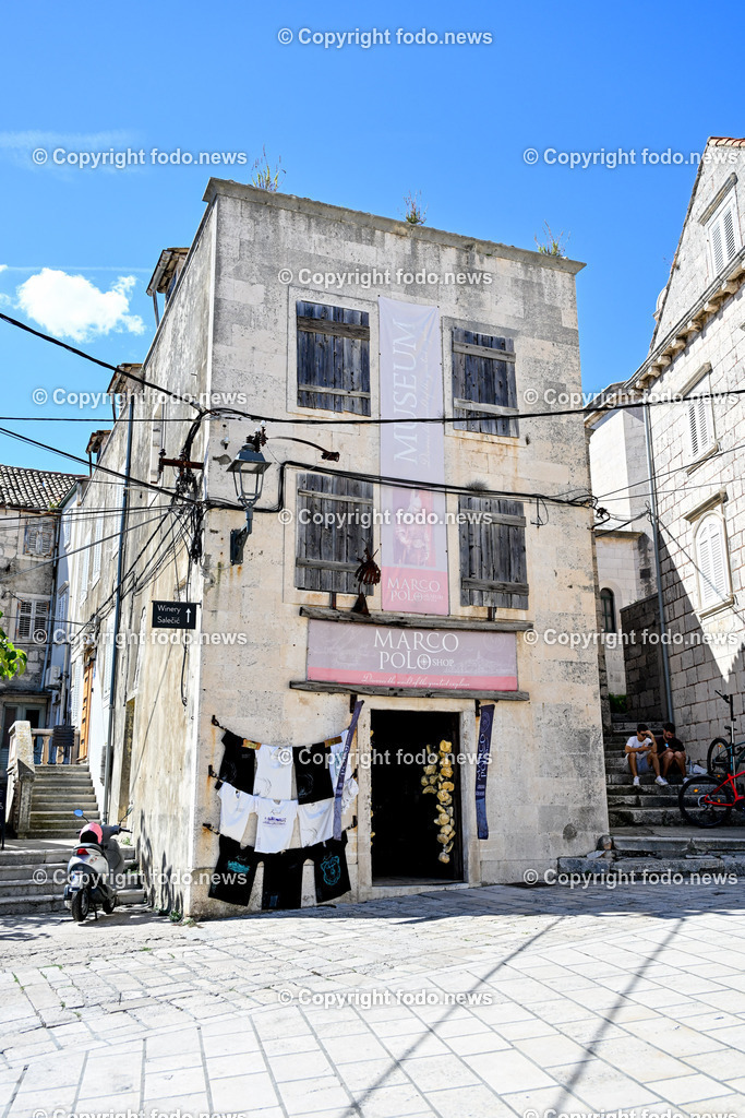 Kroatien_ Korcula_ Insel in Sueddalmatien_ Korcula Stadt_ 13.09.2024-4 | 13.09.2024, Kroatien, HRV, Korcula, Insel in Sueddalmatien, Korcula Stadt im Bild Hafen, Hafenansichten, Boot, Boote, Schiff, Schiffe, Gebauede, Adria, Meer, Stadtansichten, Altstadt, Marco Polo, Museum, Touristen, Souvenier, Restaurant, KonobaKorcula - Schwarzes Korfu - benannt nach den dunklen Kiefernwaeldern, ist eine zu Kroatien gehoerende Insel in der Adria vor der Kueste Sueddalmatiens. Zugleich ist sie Teil des Dinarischen Gebirges. Quelle: Wikipedia