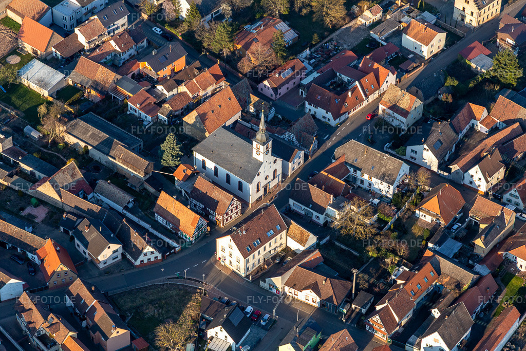 Luftbild: Protestantische Kirche Westheim - Prot. Kirchengemeinde Westheim-Lingenfeld in Westheim im Bundesland Rheinland-Pfalz in Deutschland. Foto: IMG_130826.jpg vom 09.03.2022 durch Werner Riehm/FLY-FOTO.deKG Westheim-LingenfeldProt. Kirchengemeinde Westheim-Lingenfeld