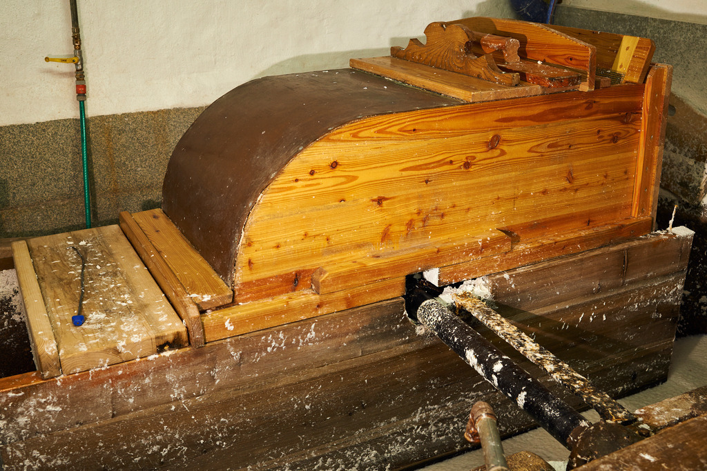 Papiermuehle Moerzinger  | Bad Großpertholz, Austria - April 01, 2016: Papiermuehle Moerzinger; im Holländer werden die Hadern zerschnitten und vermengt. - Realisiert mit Pictrs.com