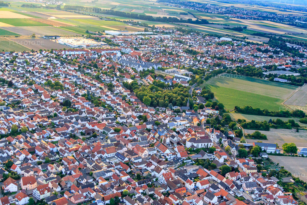 Luftbild: Ortsansicht von Osten im Ortsteil Roxheim in Bobenheim-Roxheim im Bundesland Rheinland-Pfalz in Deutschland. Foto: IMG_69192.jpg vom 24.06.2014 durch Werner Riehm/FLY-FOTO.deAuflösung des Originals: 4752 x 3168 px