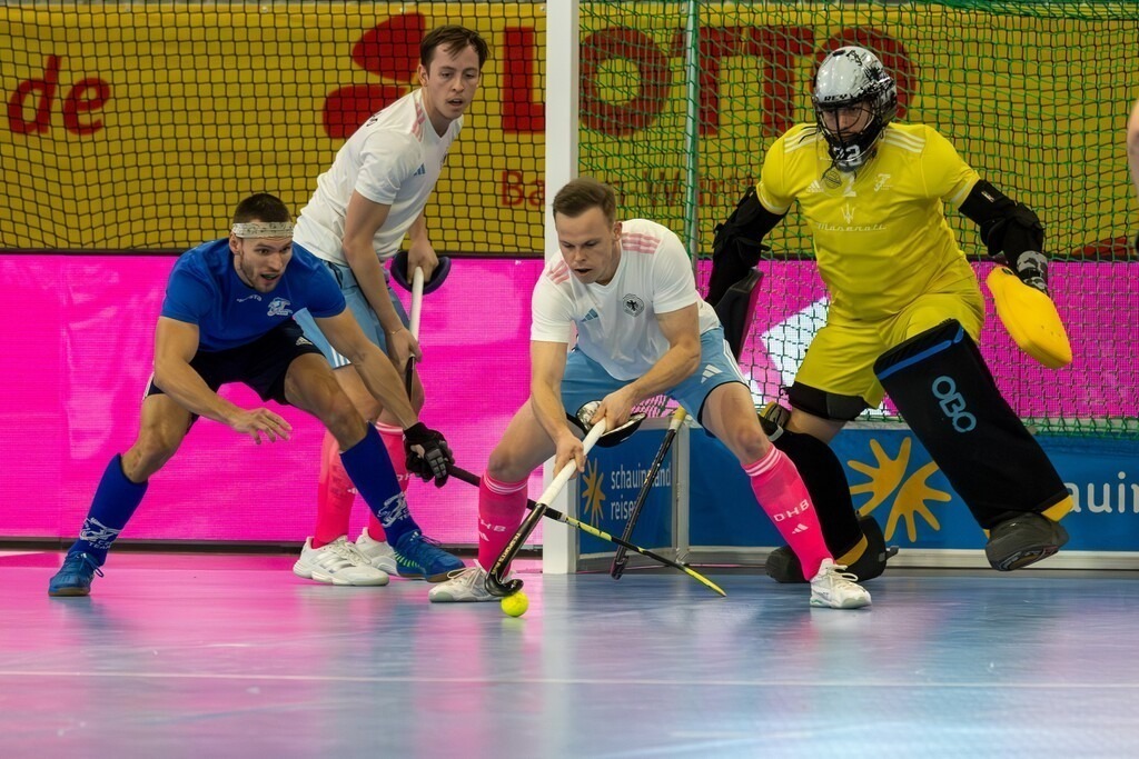 Hallenhockey-Länderspiel Deutschland gegen Tschechien im SNP-Dome in Heidelberg. Das Spiel war das letzte Testspiel vor der am nächsten Tag beginnenden Hallenhockey-EM | Hallenhockey-Länderspiel Deutschland gegen Tschechien im SNP-Dome in Heidelberg. Das Spiel war das letzte Testspiel vor der am nächsten Tag beginnenden Hallenhockey-EM - Realisiert mit Pictrs.com
