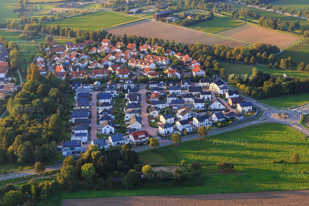 Luftbild: EFH.Siedlungen mit roten bzw. schwarzen Dächern zwischen Odenwaldallee und Friedensstr in Lorsch im Bundesland Hessen in Deutschland. Foto: IMG_103077.jpg vom 28.08.2017 durch Werner Riehm/FLY-FOTO.de