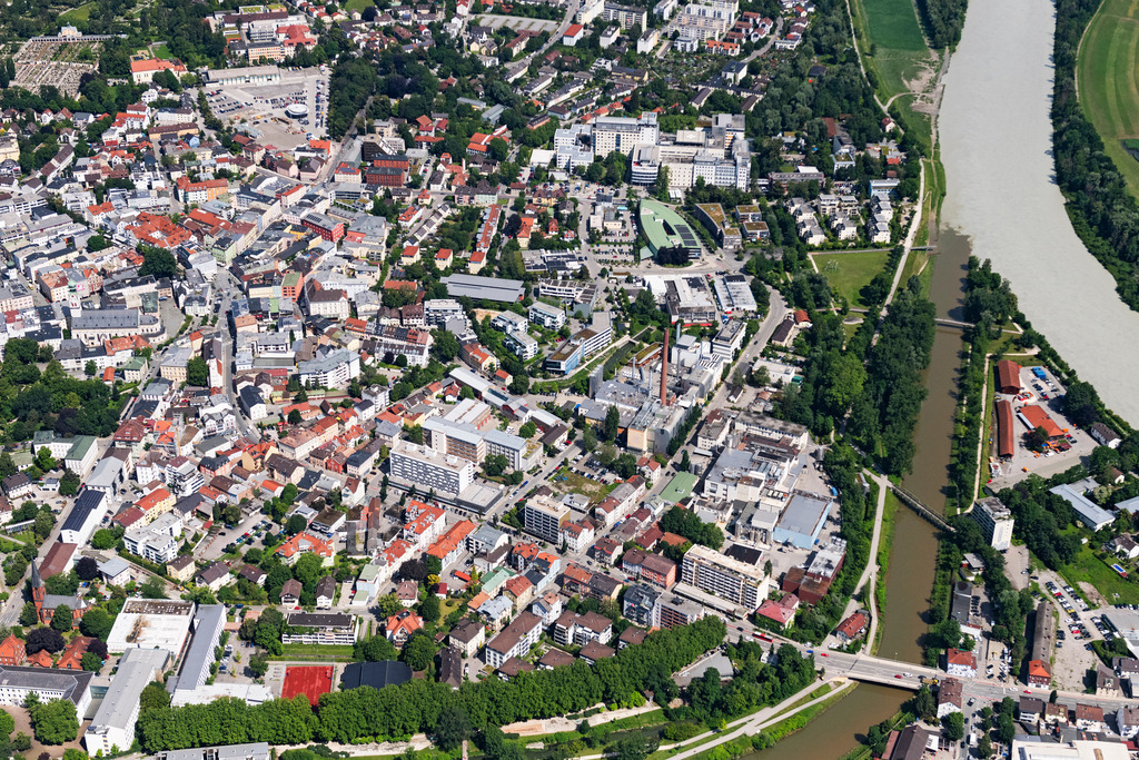 dr__0043486.jpg | ROSENHEIM 18.06.2024 Stadtzentrum im Innenstadtbereich in Rosenheim im Bundesland Bayern, Deutschland. Weiterführende Informationen bei: Stadt Rosenheim. // The city center in the downtown area in Rosenheim in the state Bavaria, Germany. Further information at: Stadt Rosenheim. Foto: Daniel Reiter