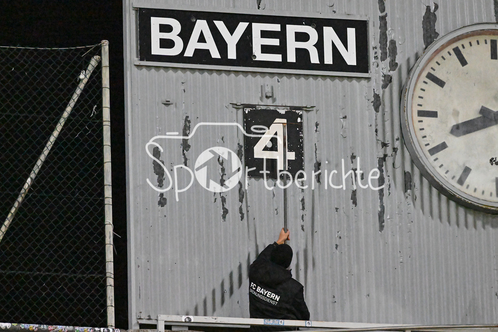 FC Bayern Amateure - SpVgg Greuther Fürth II | Das Endergebnis wird auf die Anzeigetafe gepackt / Regionalliga Bayern: FC Bayern Muenchen II - SpVgg Greuther Fuerth II, Gruenwalder Stadion am am 29.10.2024