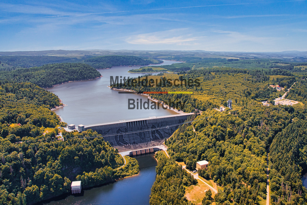 Schmetterlings-Graffiti_Rappbode_Talsperre_Harz_6172 | Die Rappbode-Talsperre oder Rappbodetalsperre ist eine von 1952 bis 1959 errichtete, aus Talsperre, Wasserwerk, Wasserkraftwerk und Stausee bestehende Stauanlage im Harz, die besonders im Stadtgebiet von Oberharz am Brocken im Landkreis Harz in Sachsen-Anhalt liegt. Ein monumentales Schmetterlingsgraffiti ziert die Staumauer. - Realisiert mit Pictrs.com