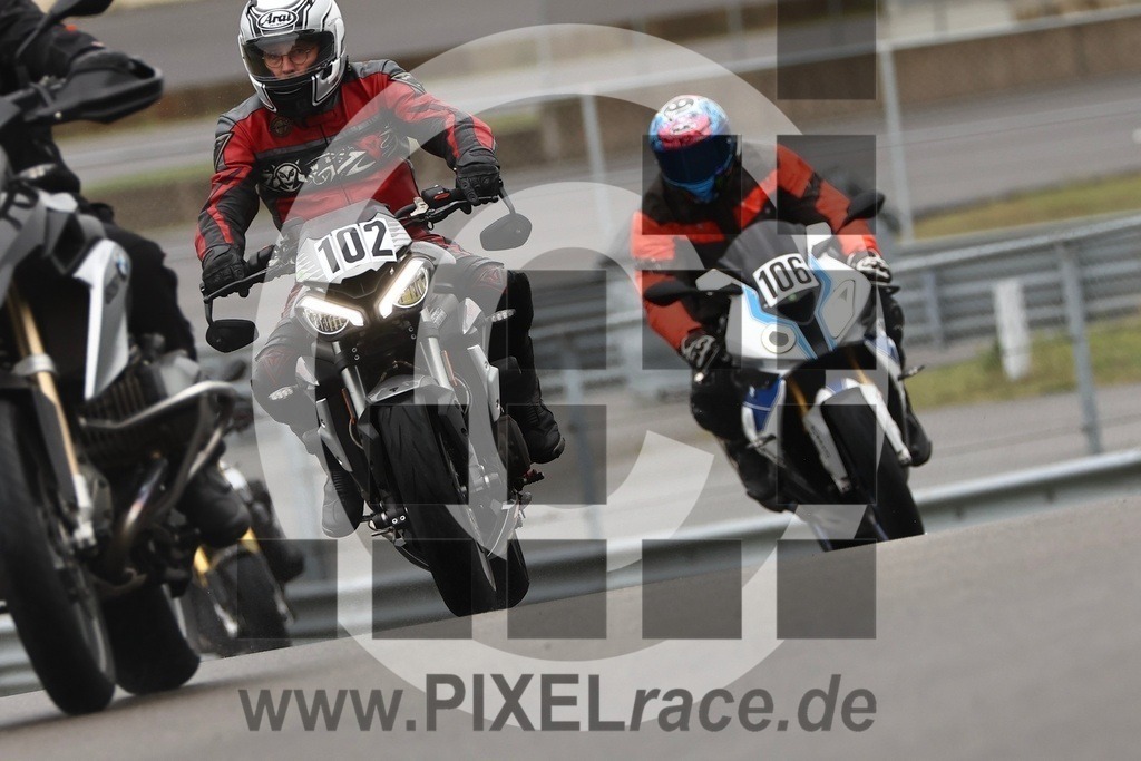 0102-20250918_11228 | Schöne Erinnerungen an spannende Momente - das festzuhalten ist unser Job. PIXELrace.de ist seit 2003 auf den Rennstrecken Europas unterwegs um die Action draußen beim Fahren und die wunderbare Stimmung imm Fahrerlager für euch einzufangen.