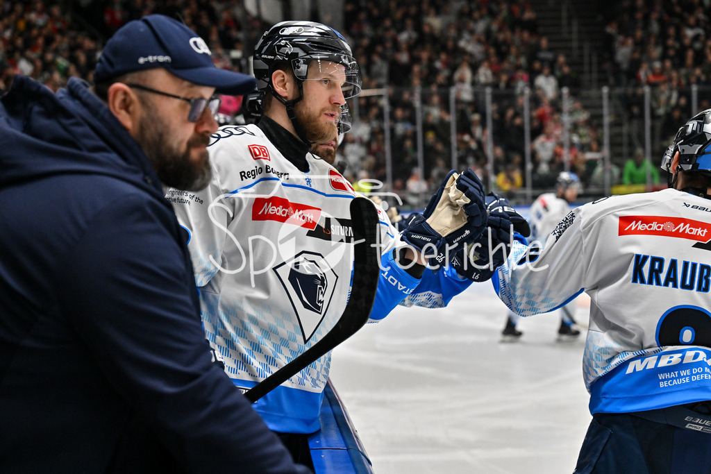 Augsburger Panther - ERC Ingolstadt | Jubel der Gaeste nach dem Treffer zum 1-3 druch Austen KEATING (ERC Ingolstadt #89)  Freude / Happy / Tor / Torschuetze / DEL: Augsburger Panther - ERC Ingolstadt, Curt Frenzel Stadion am 26.01.2025