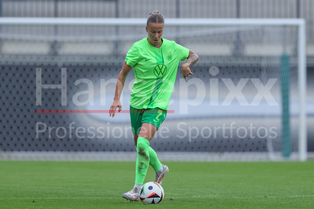 Fussball, Testspiel Frauen, VfL Wolfsburg - PSV Eindhoven | v.li.: Lynn Wilms (VfL Wolfsburg, 2) am Ball, Freisteller, Einzelbild, Ganzkörper, Aktion, Action, Spielszene