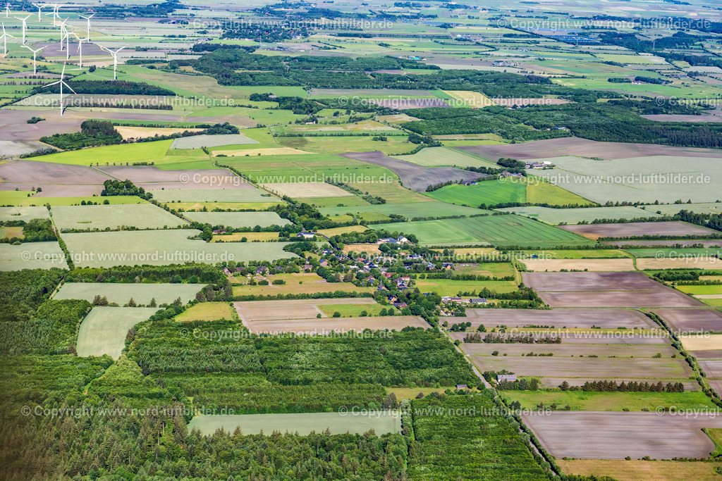 Karlum_ELS_7762100623 | KARLUM 10.06.2023 Landwirtschaftliche Nutzflächen und Feldgrenzen umsäumen das Siedlungsgebiet des Dorfes in Karlum im Bundesland Schleswig-Holstein, Deutschland. // Agricultural land and field boundaries surround the settlement area of the village in Karlum in the state Schleswig-Holstein, Germany. Foto: Martin Elsen