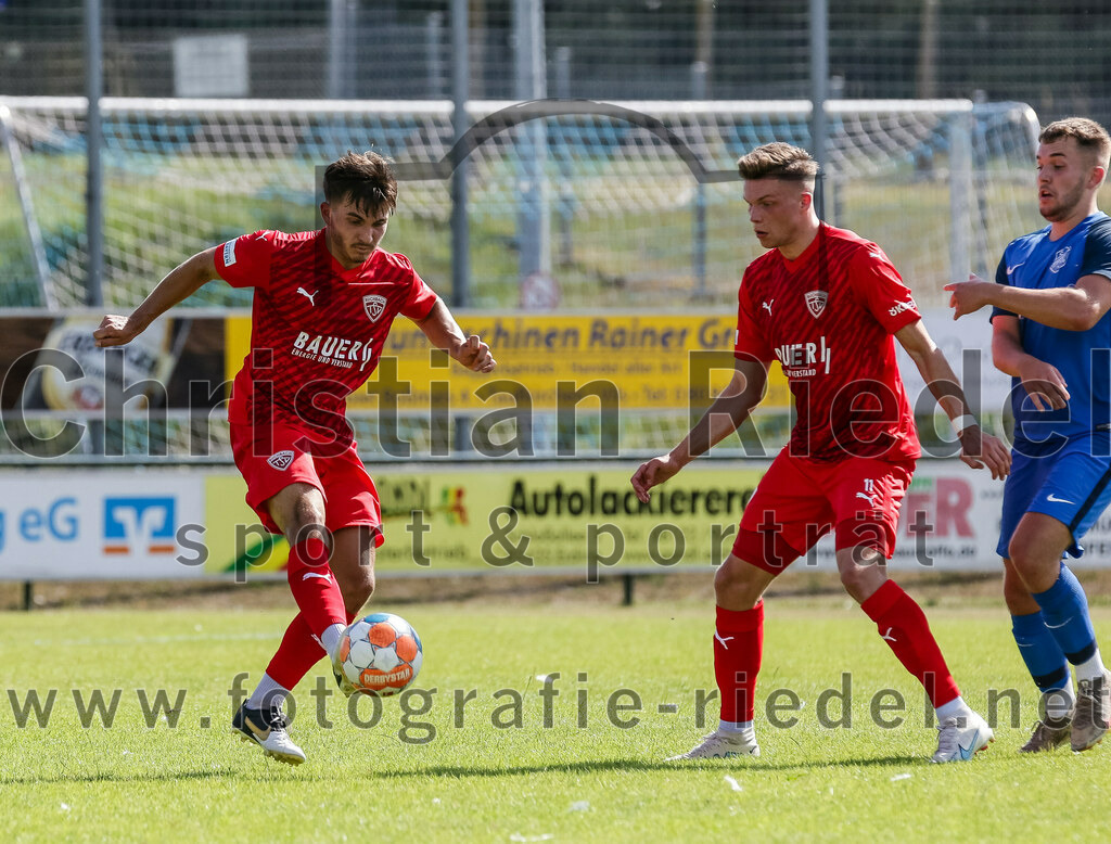 2023-07-08_125_FC_Langengeisling_gegen_TSV_Buchbach | Erding, Deutschland, 08.07.2023:
Fußball, Bezirksliga Oberbayern Ost 2023 / 2024, Testspiel, FC Langengeisling gegen TSV Buchbach, Endergebnis: 0:6

Simon Kampmann (TSV Buchbach, #3), Tobias Stoßberger (TSV Buchbach, #11), David Riederle (FC Langengeisling, #14)

Foto: Christian Riedel / fotografie-riedel.net