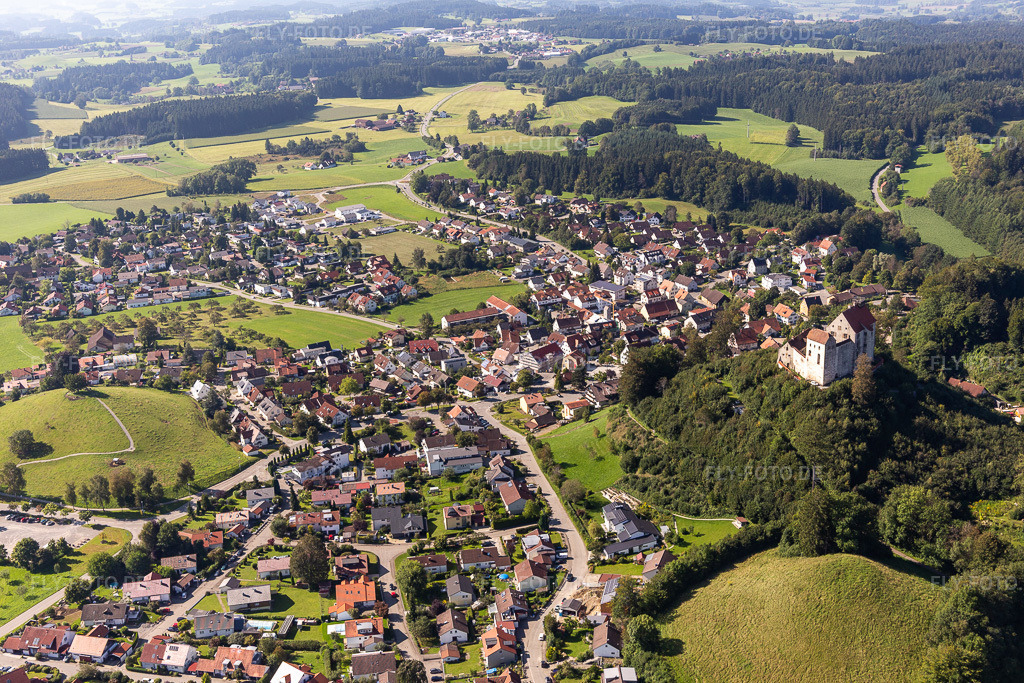 Luftbild: Mauern der Burganlage auf dem Plateau 