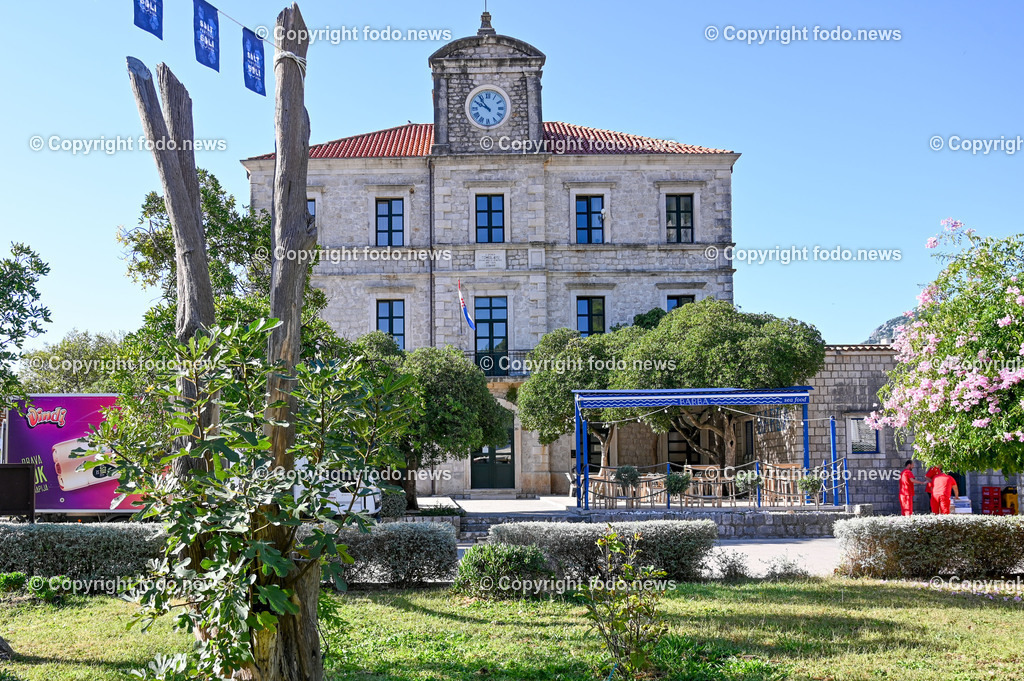 Kroatien_ Ston_ 12.10.2023-12 | 12.10.2023, Kroatien, HRV, Ston im Bild Stadtansichten, Gebauede, Mauer, Gastronomie, Tourismus, Touristen, Sehenswuerdigkeiten

Ston ist eine Kleinstadt auf der Halbinsel Pelješac im Sueden Kroatiens. Sie gehoert zur Gespanschaft Dubrovnik-Neretva. Die Befestigungen um die Stadt kontrollierten den Zugang zum Pelješac.