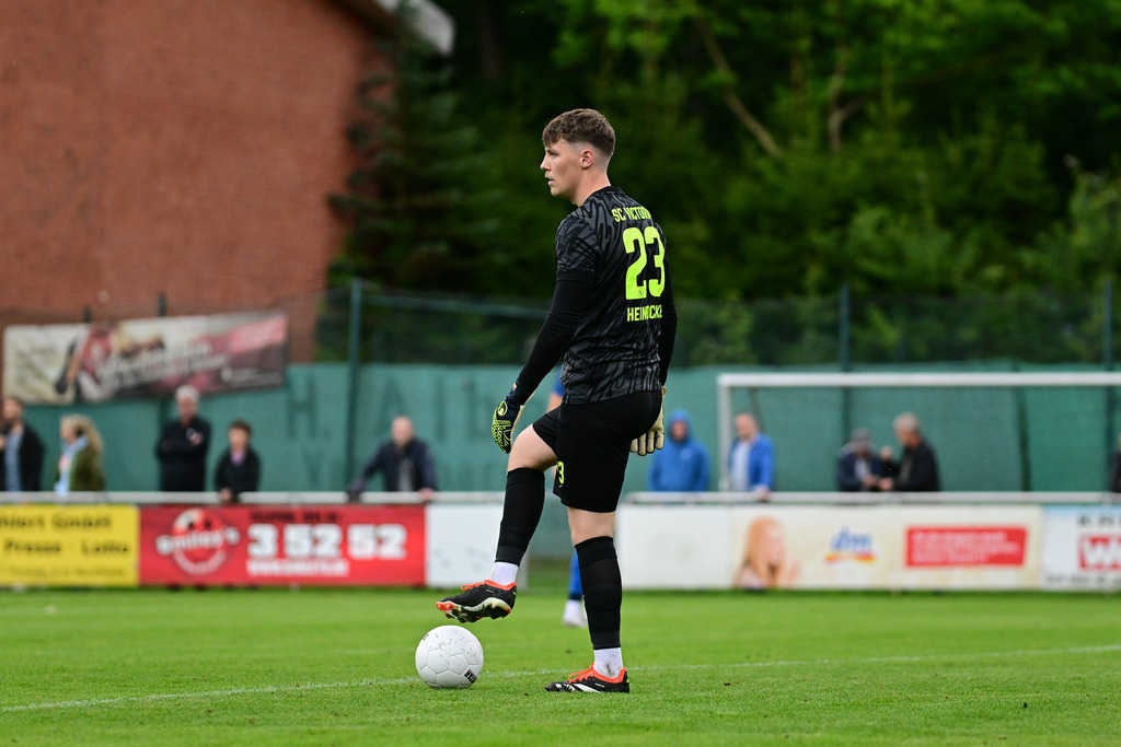Fußball I Herren I Saison 2025-2026 I Oberliga I 3. Spieltag I TSV Buchholz 08 - SC Victoria Hamburg | Simon Heinbockel (SC Victoria Hamburg) - Realisiert mit Pictrs.com