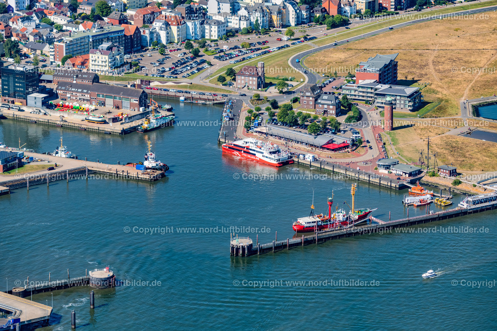 Cuxhaven_Halunder_Jet_ELS_7691130822 | CUXHAVEN 13.08.2022 Fahrt eines Fähr- Schiffes " Katamaran Halunder Jet der FRS Reederei" in Cuxhaven Hafen Alte Liebe im Bundesland Niedersachsen, Deutschland. // Travel of a ferry ship "Katamaran Halunder Jet der FRS Reederei" in Cuxhaven habour in the state Lower Saxony, Germany. Foto: Martin Elsen