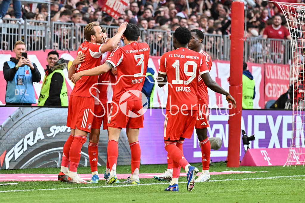 FC Bayern München - VfB Stuttgart | MUNICH, GERMANY - 19. APRIL: Bayern celebrating the goal to makes 4-1 / Tor / Torschuetze / Freude / Happy - Harry KANE (FC Bayern Munich 9) during the Bundesliga Match between FC Bayern Munich vs. VfB Stuttgart at Matchday 30 at Allianz Arena / DFL REGULATIONS PROHIBIT ANY USE OF PHOTOGRAPHS AS IMAGE SEQUENCES AND/OR QUASI-VIDEO