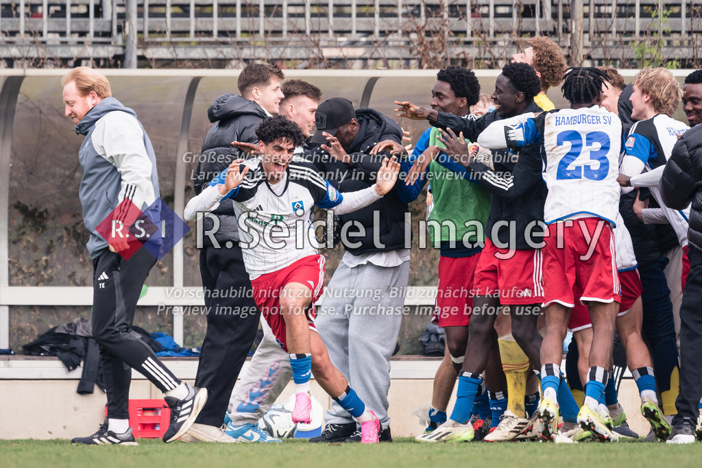 RS-1-036059 | Die Rothosen feiern den 2:0 Sieg im Stadtderby. Links euphorisch: Omar Abdel Megeed (#22, HSV II)