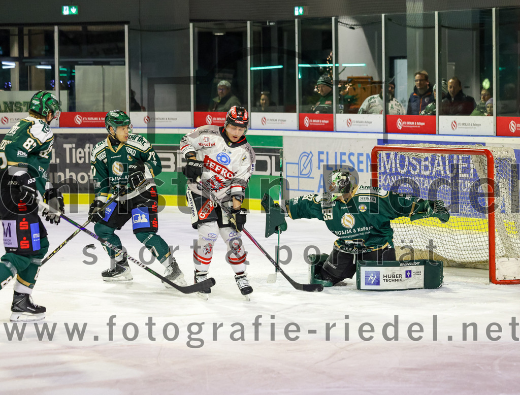 2025-12-14_052_TSV_Erding_gegen_ECDC_Memmingen_Indians | Erding, Deutschland, 14.12.2025:Eishockey, Oberliga Süd 2025 / 2026, 26. Spieltag, TSV Erding gegen ECDC Memmingen Indians, Endergebnis: 1:2Foto: Christian Riedel / fotografie-riedel.net