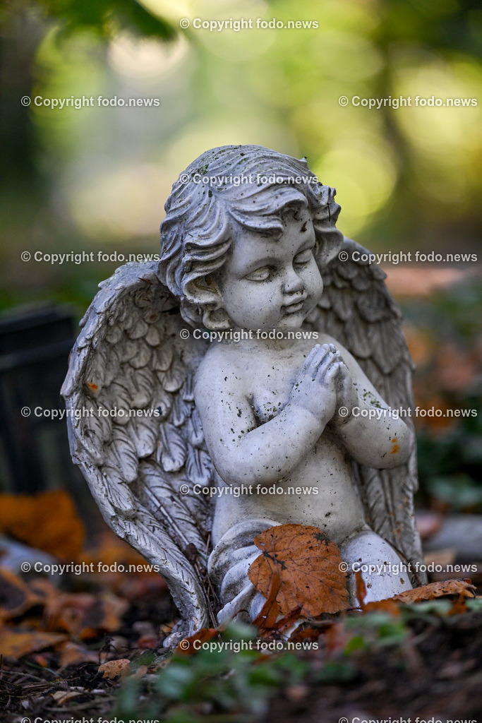 Friedhof_ Allerheiligen_ 16.10.2023-30 | 16.10.2023, Friedhof, AUT, Allerheiligen, Themenbilder im Bild Friedhof, Kreuz, Kruzifix, Jesu Christi, Allerheiligen, Engerl, Engel, Kerzen, Grab, Grablicht, Blumen, Symbolbild, Feature