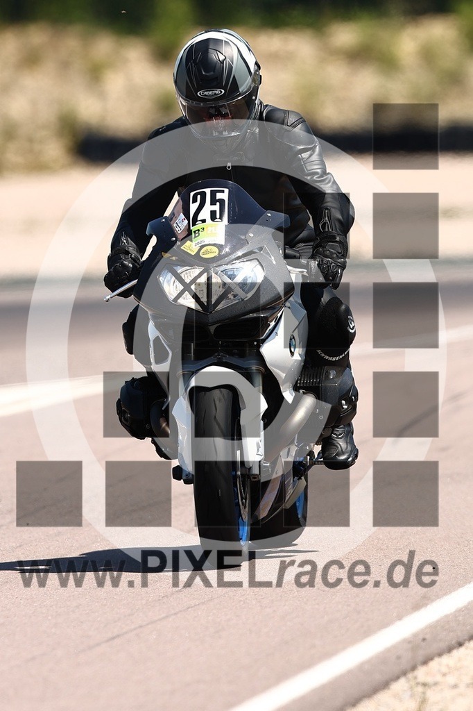 0025-20250621_01757 | Schöne Erinnerungen an spannende Momente - das festzuhalten ist unser Job. PIXELrace.de ist seit 2003 auf den Rennstrecken Europas unterwegs um die Action draußen beim Fahren und die wunderbare Stimmung imm Fahrerlager für euch einzufangen.