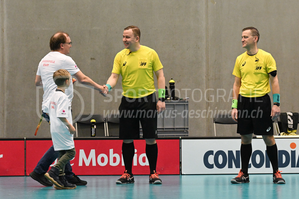 Switzerland B U19 vs Switzerland U19 - 4. February 2024 | Switzerland B U19 vs Switzerland U19
U19 Men International Matches in Switzerland
GoEasy Arena, Siggenthal Station
The referees are being honoured.
Credit: Markus Aeschimann | <a href="https://www.markus-aeschimann.ch">Sportfotografie Markus Aeschimann</a> | <a href="https://www.instagram.com/sportfotografie.aeschimann">@sportfotografie.aeschimann</a> - Realisiert mit Pictrs.com