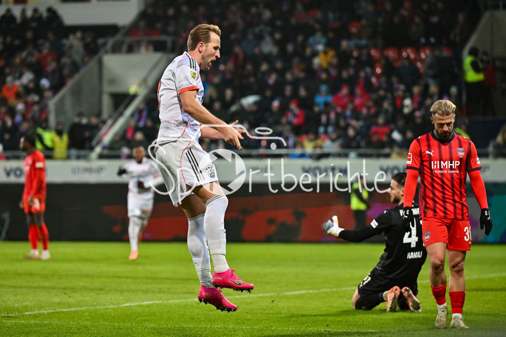 1. FC Heidenheim - FC Bayern München | HEIDENHEIM, GERMANY - 21. DECEMBER: Jubel der Bayern nach dem Treffer zum 0-4 durch Harry KANE (FC Bayern Munich 9) / Tor / Torschuetze / Freude / Happy / während dem Bundesligamatch zwischen dem 1. FC Heidenheim und dem FC Bayern München am 15. Spieltag in der Voith-Arena / DFL REGULATIONS PROHIBIT ANY USE OF PHOTOGRAPHS AS IMAGE SEQUENCES AND/OR QUASI-VIDEO