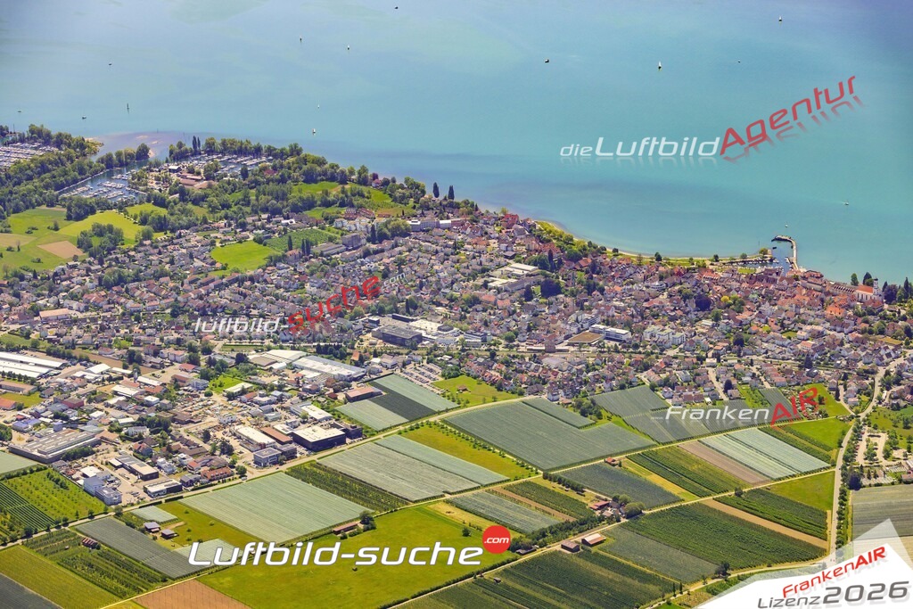 Das Luftbild zeigt :  Langenargen - Die Luftaufnahme wurde 2024 vom UL-Flugzeug aus erstellt ( keine Drohne ) - Hochauflösende Luftaufnahme - Für grossformatige Ausdrucke geeignet. Die Geschenkidee !Mit Lizenz und Bildrechte bestellbar