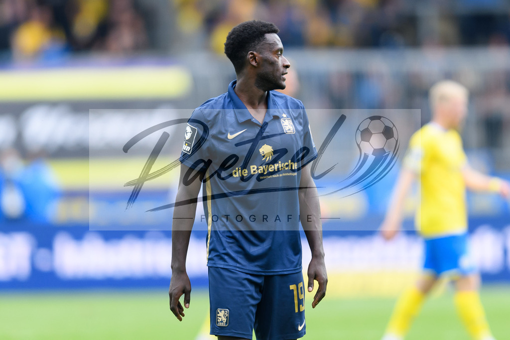 EBSTSV20210828_078 | Fussball, Herren: Merveille Biankadi (TSV 1860 Muenchen) enttaeuscht beim Spiel der 3. Liga zwischen Eintracht Braunschweig und TSV 1860 Muenchen im Eintracht-Stadion am 28.08.2021 in Braunschweig, Deutschland.DFB / DFL REGULATIONS PROHIBIT ANY USE OF PHOTOGRAPHS AS IMAGE SEQUENCES AND/OR QUASI-VIDEO. - Realisiert mit Pictrs.com