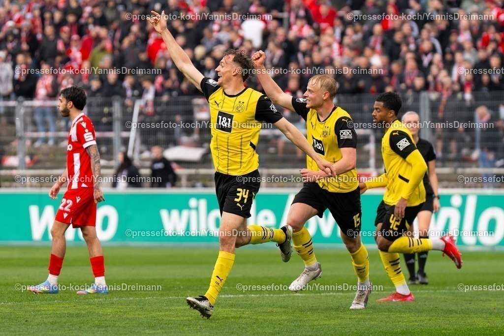 xydr13042501024 | 13.04.2025, xydrx, Fußball, Borussia Dortmund II - FC Energie Cottbus, 3.Liga, Stadion Rote Erde, Saison 2024 2025: : Yannik Luehrs (Borussia Dortmund II #34)Ben Huening (Borussia Dortmund II #15) Almugera Kabar (Borussia Dortmund II #42) Franz Roggow (Borussia Dortmund II #8) jubelnd, freuen sich über das Tor zum 2:0 für Dortmund DFB regulations prohibit any use of photographs as image sequences and or quasi-video.
