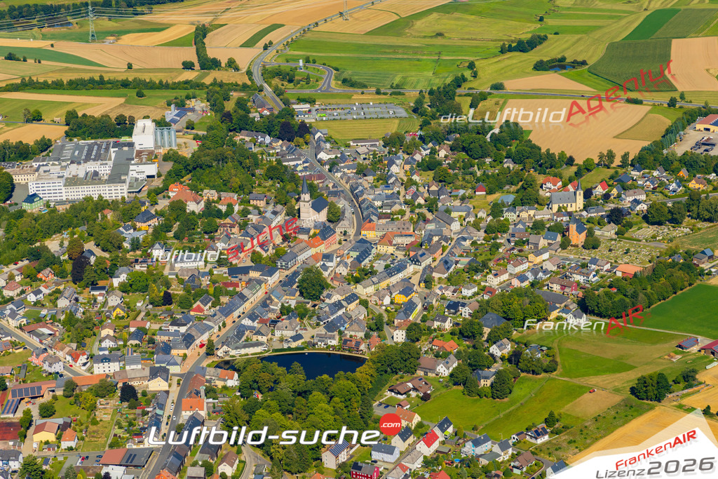 Luftaufnahme der Stadt Kirchenlamitz - Die Luftaufnahme wurde 2025 vom UL-Flugzeug heraus erstellt ( keine Drohne ) - Hochauflösende Luftaufnahme - für professionelle Ausdrucke geeignet. Die Geschenkidee !Mit Lizenz und Bildrechte bestellbar