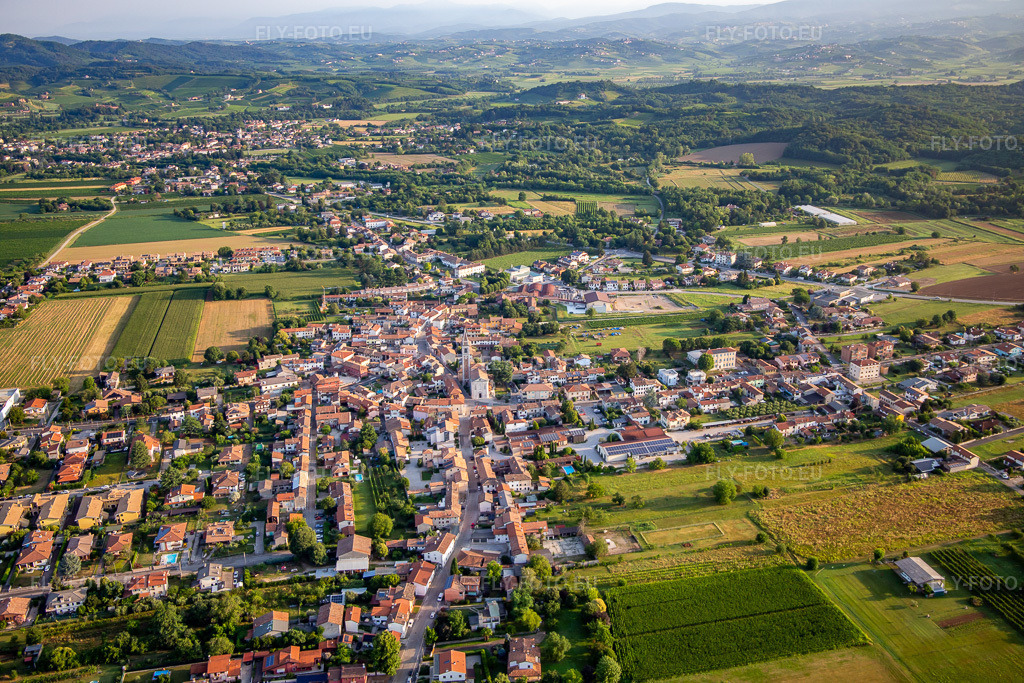 Vue aérienne: Vue de la ville à San Lorenzo Isontino dans le département Gorizia, Italie. Photo: IMG_137596.jpg prise le 16/07/2023 par Werner Riehm/FLY-FOTO.eu – Résolution de l'original: 5472 x 3648 px
