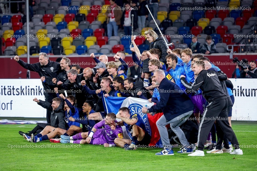 F9510042601145 | 10.04.2026, Fußball, Fortuna Düsseldorf - Holstein Kiel, 2. Fußball Bundesliga, Herren, Merkur Spiel-Arena, 29. Spieltag, Saison 2025 2026: Abschlussjubel nach dem 2:1 Sieg für Holstein Kiel John Tolkin&nbsp; (Holstein Kiel #47) wird auf Händen getragen Gruppenbild Mannschaftsfoto  DFB regulations prohibit any use of photographs as image sequences and or quasi-video.
