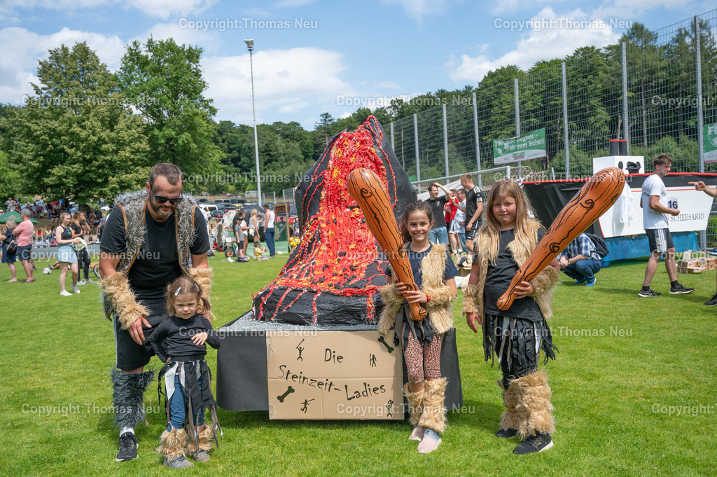 DSC_6456 | bli, Wintrerkasten ,Scheeserennen 2025,  Tolle Nummer waren die Steinzeit Ladies , unterstützt von ihrem Vater, Bild: Thomas Neu