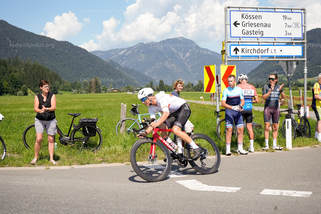 566_20230817_Bewerb_Maenner_Muehlanger | AUT - OESTERREICH, 2023-08-16: SPORT RENNRAD-FAHREN - 55. INTERNATIONALER RADWELTPOKAL IN ST. JOHANN IN TIROL  - Vintage-Radrennen mit WM-Bronze-Medaillen-Siegerin Christina Schweinberger, den Teilnehmer und Alexander Baumann (vom Orginastions-Team) - TAG 2 BEWERB MAENNER IN SECHS GRUPPEN  ; Foto: Roland Muehlanger