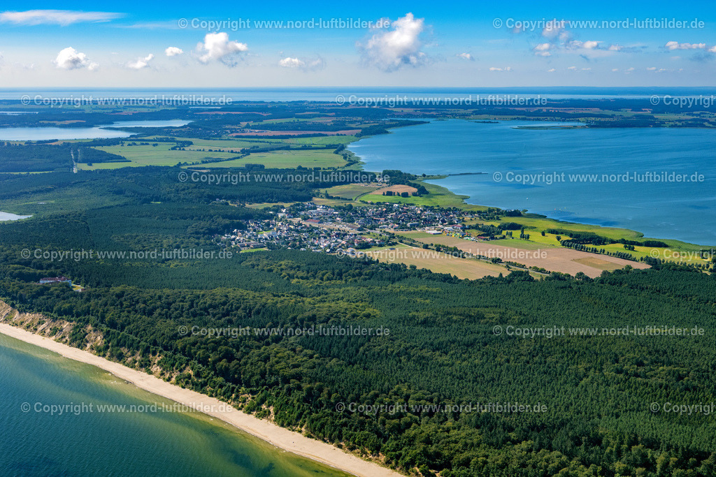Ückeritz_Usedom_ELS_7603100822 | ÜCKERITZ 10.08.2022 Ortsansicht Meeres-Küste in Ückeritz im Bundesland Mecklenburg-Vorpommern, Deutschland. // Town View Meeres-Kuste in Ueckeritz in the state Mecklenburg - Western Pomerania, Germany. Foto: Martin Elsen