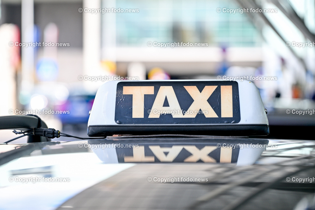 Taxi_ Schild_ 25.03.2024-5 | 25.03.2024, Linz, AUT, Taxi, im Bild Taxi, Taxischild, Taxileuchte, Personentransport, Personenbefoerderung, Standplatz, Schild