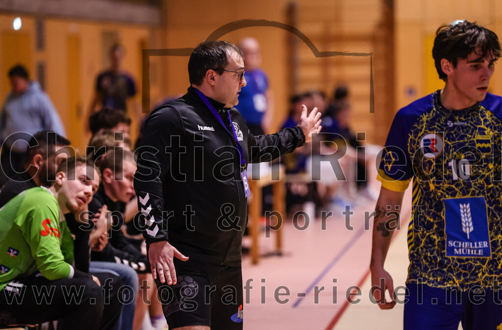 2024-12-14_075_SpVgg_Altenerding_gegen_MTV_Pfaffenhofen | Erding, Deutschland, 14.12.2024:Handball, Bezirksoberliga Männer 2024 / 2025, 10. Spieltag, SpVgg Altenerding gegen MTV Pfaffenhofen, Endergebnis: 32:30Trainer Simon Klawe (SpVgg Altenerding)Foto: Christian Riedel / fotografie-riedel.net