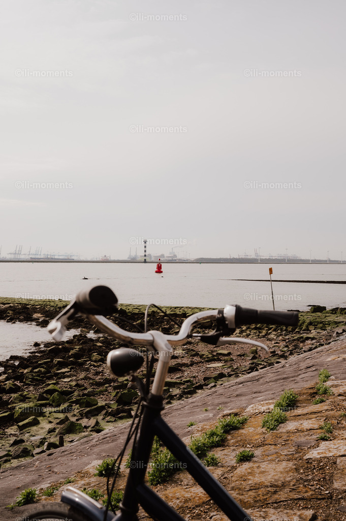 Der Nieuwe Waterweg | Der Nieuwe Waterweg – ein bedeutender Wasserweg in den Niederlanden – zeigt eindrucksvoll die Verbindung von Wasser, Industrie und Natur. Ein stimmungsvolles Fotokunstwerk, ideal als Kunstdruck für maritime Raumgestaltungen. - Realisiert mit Pictrs.com