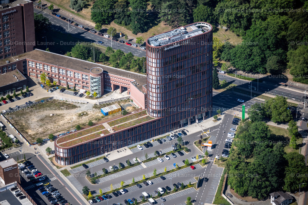 4035452 | BRAUNSCHWEIG 31.07.2020 Neubau des Business Center III am Hochhaus " Business Center II " im BRAWOPARK am Willy-Brandt-Platz in Braunschweig im Bundesland Niedersachsen. Weiterführende Informationen bei: ANES Bauausführungen Berlin GmbH,  ARCHITEKTEN BDA REICHEL STAUTH,  Architekturbüro Papendieck , Rade+Partner -Partnerschaftsgesellschaft,  Ed. Züblin AG,  Gattermann Immobilien  Projekt GmbH,  Ingenieurbüro Damer + Partner,  Köster GmbH,  STAUTH | Architekten Partnerschaftsgesellschaft mbB,  Stadt Braunschweig. // Construction site of new Building on the skyscraper at BRAWOPARK of the Volksbank in Braunschweig in the state Lower Saxony. Further information at: ANES Bauausfuehrungen Berlin GmbH,  ARCHITEKTEN BDA REICHEL STAUTH,  Architekturbuero Papendieck , Rade+Partner -Partnerschaftsgesellschaft,  Ed. Zueblin AG,  Gattermann Immobilien  Projekt GmbH,  Ingenieurbuero Damer + Partner,  Koester GmbH,  STAUTH | Architekten Partnerschaftsgesellschaft mbB,  Stadt Braunschweig. Foto: Gerhard Launer