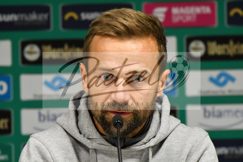 20200214_SCPFWK_0118 | Fussball, Herren: Trainer Michael Schiele (FC Wuerzburger Kickers) schaut waehrend des Spiels der 3. Liga zwischen SC Preussen Muenster und FC Wuerzburger Kickers im Preussenstadion am 14.02.2020 in Muenster, Deutschland.DFB / DFL REGULATIONS PROHIBIT ANY USE OF PHOTOGRAPHS AS IMAGE SEQUENCES AND/OR QUASI-VIDEO. - Realisiert mit Pictrs.com