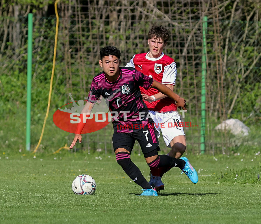 AUSTRIA U15 - MEXICO U15 | Jose Quinones (Mexico #7) OLIVER SORG (Austria #18) ; AUSTRIA U15 - MEXICO U15 am 29.04.2022 in Arnoldstein
(Sportplatz), AUSTRIA, (Photo by Ernst Krawagner sport-fan.at) - Realisiert mit Pictrs.com