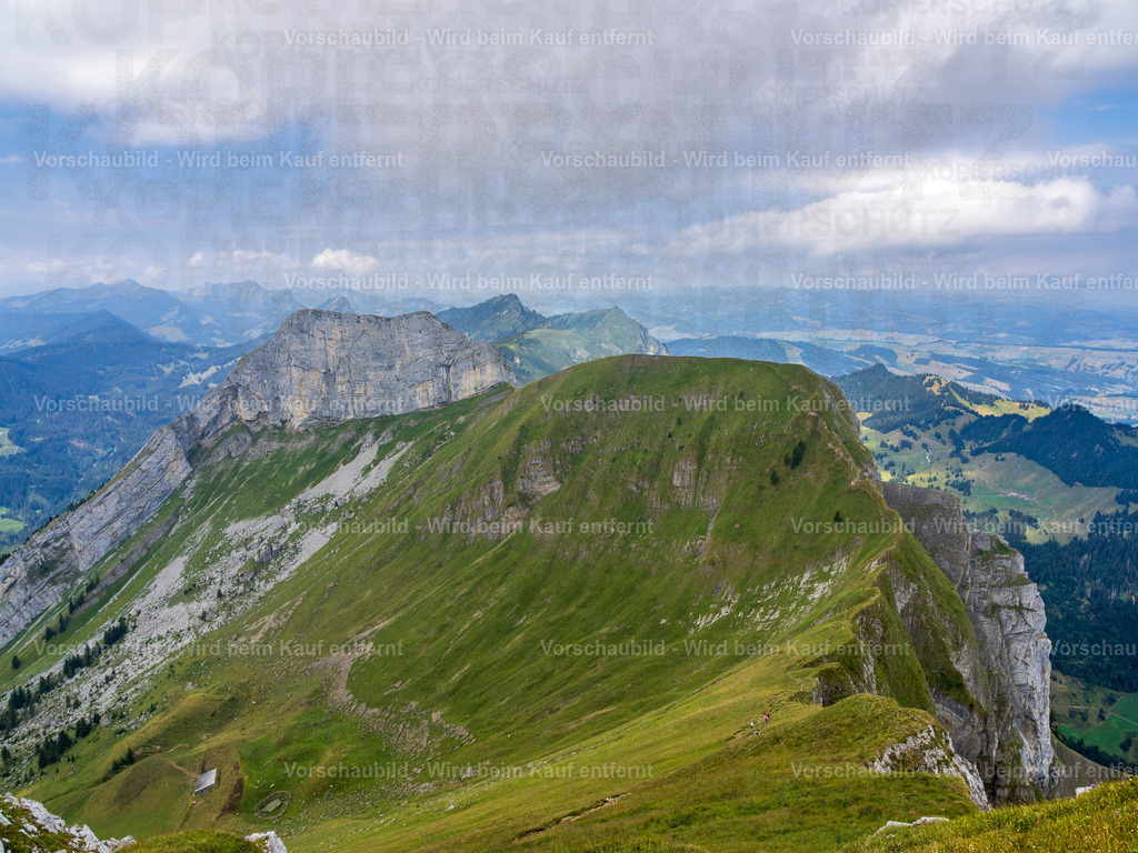 Aussicht auf die umliegende Bergkette | Foto auf dem Pilatus entstanden - Realisiert mit Pictrs.com