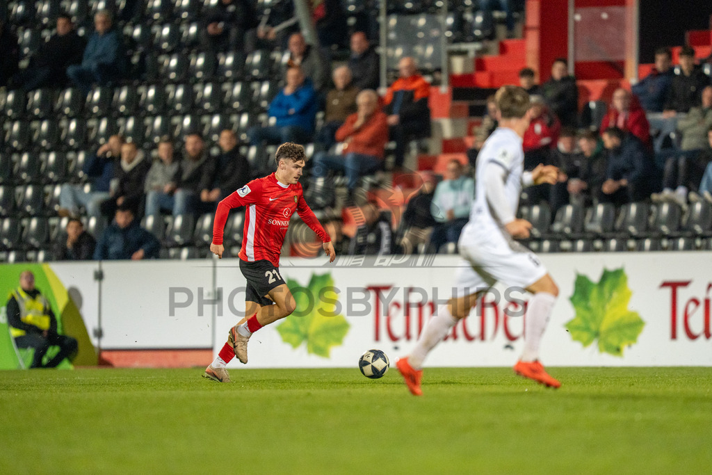 SG Sonnenhof Grossaspach vs. TSV Steinbach Haiger, Fussball, Regionalliga Suedwest, 25. Spieltag, 20.03.2026 | Luca Damiano Molinari (SG Sonnenhof Großaspach, #21),SG Sonnenhof Grossaspach vs. TSV Steinbach Haiger, Fussball, Regionalliga Suedwest, 25. Spieltag, 20.03.2026Foto: photosbyphips/Philip Ziegler