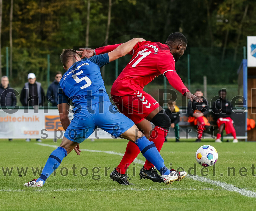 2023-11-04_071_FC_Langengeisling_gegen_VfL_Waldkraiburg | Erding, Deutschland, 04.11.2023:
Fußball, Bezirksliga Oberbayern Ost 2023 / 2024, 16. Spieltag, FC Langengeisling gegen VfL Waldkraiburg, Endergebnis: 2:0

Andreas Buchberger (FC Langengeisling, #5), Henry Oguti (VfL Waldkraiburg, #11)

Foto: Christian Riedel / fotografie-riedel.net