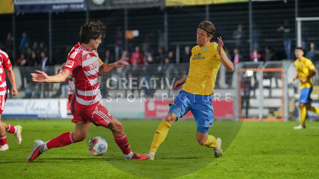 Fußball, Herren, Saison 2025/2026, Testspiel, Freundschaftsspiel, FSV 63 Luckenwalde vs. 1.FC Union Berlin, Mittwoch 08.10.2025, Werner-Seelenbinder-Stadion Luckenwalde, | Fußball, Herren, Saison 2025/2026, Testspiel, Freundschaftsspiel, FSV 63 Luckenwalde vs. 1.FC Union Berlin, Mittwoch 08.10.2025, Werner-Seelenbinder-Stadion Luckenwalde, Im Bild: Diogo Leite (l. Union) und Phillip König (r. Luckenwalde) - Realisiert mit Pictrs.com