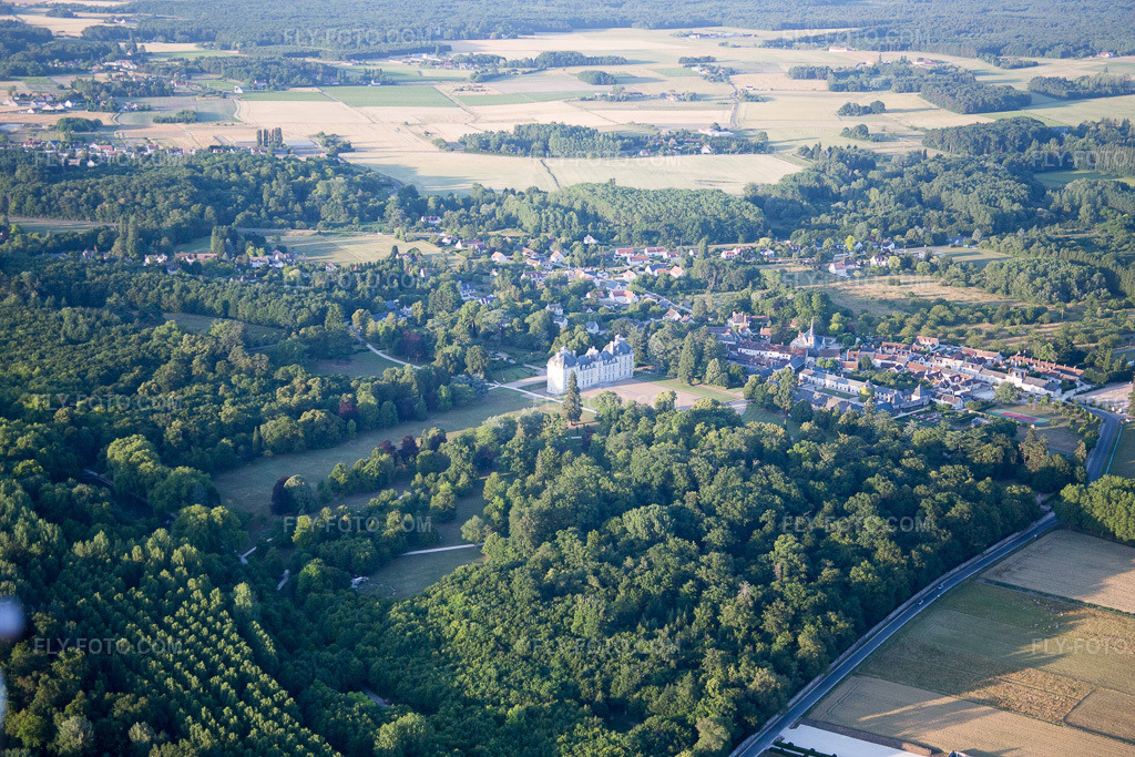 Aerial view: Castle complex of the Château Cheverny - Château de Cheverny in Cheverny in the state Loir et Cher, France. – Photo: IMG_081286.jpg taken on 06/19/2015 by Werner Riehm/FLY-FOTO.com – Resolution of the original: 5472 x 3648 px