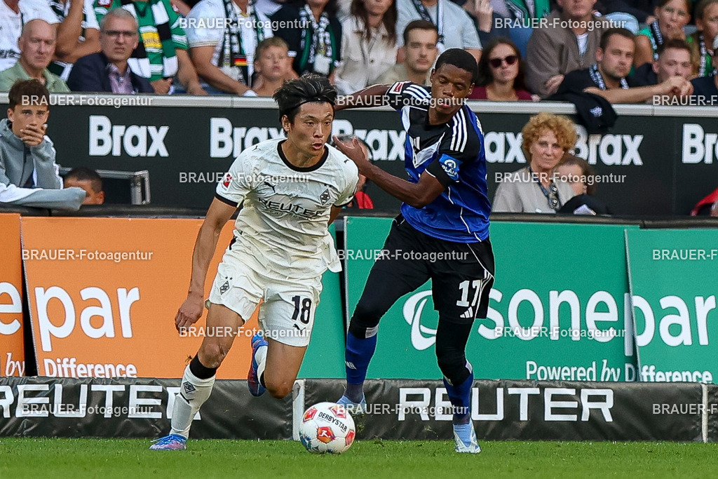 Borussia Mönchengladbach vs Hamburger SV - Bundesliga  | Mönchengladbach, Deutschland, 24.08.25:   Shuto Machino (Borussia Mönchengladbach) und Warmed Omari (Hamburger SV) im Kampf um den Ball waehrend des Spiels der Bundesliga zwischen Borussia Mönchengladbach vs Hamburger SV im Stadion im Borussia Park(Foto von Brauer-Fotoagentur / Adrian Schlueter)