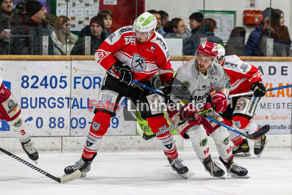 Halbfinale Spiel 1 TSV Peißenberg Miners vs TEV Miesbach | Eishockey Bayernliga Playoffs 2023/2024, Halbfinale Spiel 1 TSV Peißenberg Miners vs TEV Miesbach, 20240308,
Duell zwischen Maximilian BRAUER (Miners 51) und Michael GRABMAIER (TEV 10),
2024-03-08 in Peißenberg (Eisstadion)
10 Michael GRABMAIER (TEV 10), 51 Maximilian BRAUER (Miners 51)
Copyright: WolfgangxLindner foto-lindner.de