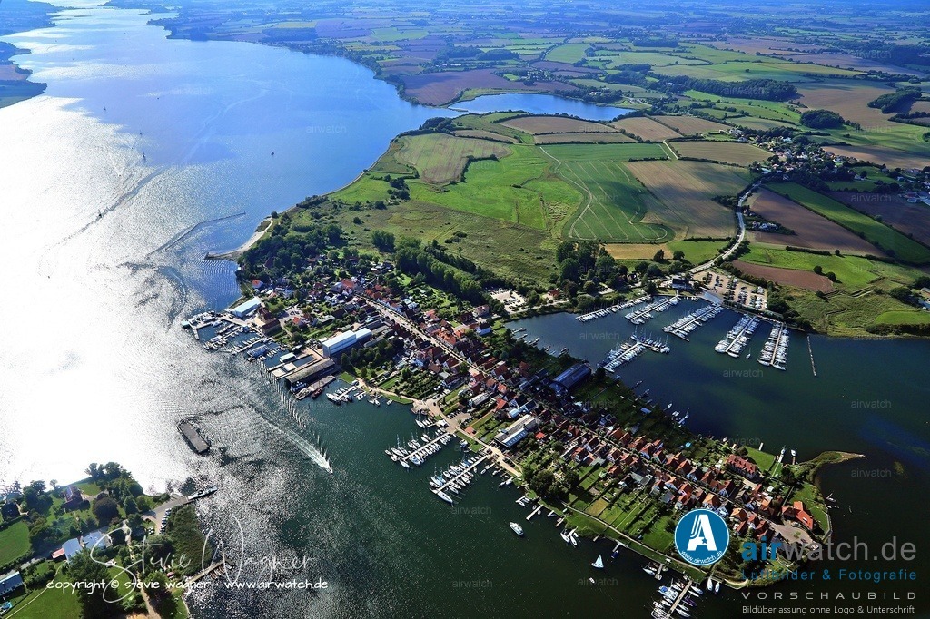 Luftbild Ostseefjord Schlei, Stadt Arnis - kleinste Stadt Deutschlands - Perle an der Schlei | Stadt Arnis: Stadtrechte und politische Entwicklung - Obwohl Arnis wirtschaftlich schrumpfte, erhielt es 1934 den Stadttitel. Ursprünglich war es 1667 zum Flecken erhoben worden. 1869 wurde eine einheitliche Städteordnung für Schleswig-Holstein eingeführt, die auch den 25 bestehenden Flecken ein gemindertes Stadtrecht gab.