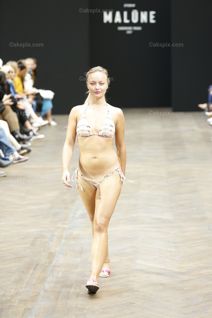 Malūne by Frida Weyer auf der  MBFW Spring/Summer 2023 | Mercedes-Benz Fashion Week (MBFW)  Frühling / Sommer 2023 im Hotel Telegraphenamt Berlin in Berlin-Mitte. Die Kollektionen von Malūne by Frida Weyer auf der MBFW Spring/Summer 2023. Das Bild zeigt Models mit der Kollektion von Malūne by Frida Weyer.