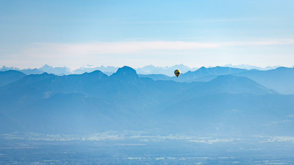 dr__0091454.jpg | EMMERING 23.09.2021 Heißluftballon mit Blick auf den Wendelstein in Fahrt über dem Luftraum in Emmering im Bundesland Bayern, Deutschland. // Hot air balloon with Blick auf den Wendelstein flying over the airspace in Emmering in the state Bavaria, Germany. Foto: Daniel Reiter